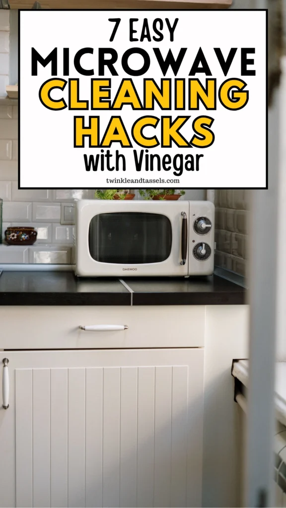 cleaning microwave with vinegar